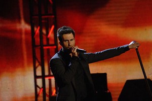 Vokalis Maroon 5 Serang American Idol