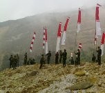 Peringati HUT RI, Pasukan TNI Kibarkan Merah Putih di Kawah Papandayan