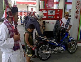 Semarakkan HUT RI, Petugas SPBU Berpakaian Pejuang Kemerdekaan