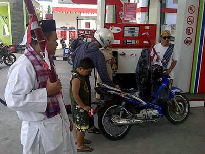 HUT RI, Petugas SPBU Pakai Baju Pejuang