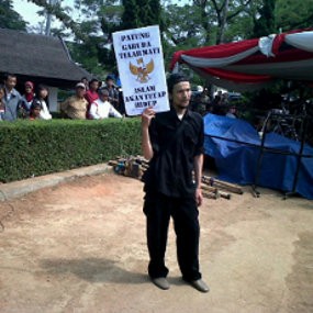 Heboh, Seorang Pria Tiba-tiba Nyelenong ke Tengah Lapang Gasibu