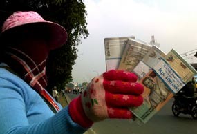 Jasa Penukaran Uang Receh Ramaikan Trotoar Cakung