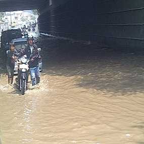  Terjang Genangan Air di Underpass Kuningan, 3 Motor Mogok