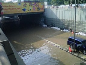Genangan Air Capai 50 Cm, Underpass Kuningan Tak Bisa Dilewati