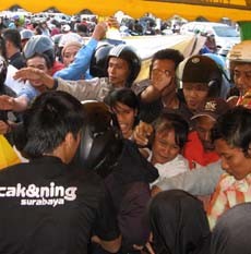 Bagi-bagi Takjil Bikin Lalin Surabaya Padat
