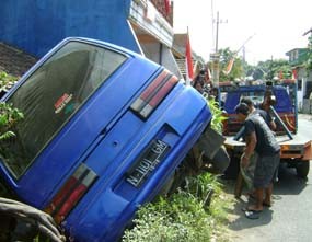 Pulang Bagi-bagi Parcel Mobil Abdullah Nyungsep
