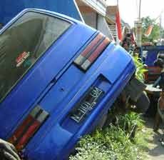 Pulang Bagi-bagi Parcel Mobil Abdullah Nyungsep