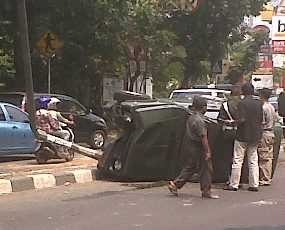 Katana TNI Tabrak Separator Jalan di Dr Soepomo