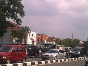 Antisipasi Macet di Tempat Belanja, Polisi Lakukan Rekayasa Jalan