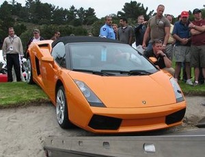 Waduh, Lamborghini Terjebak di Pasir Padang Golf