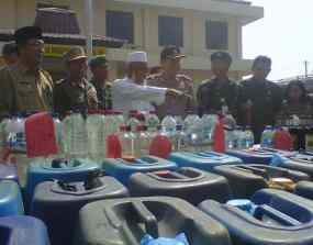 1.800 Liter Miras dan Senpi Diamankan Saat Razia Pekat