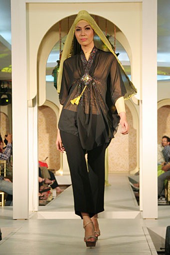 Dian Pelangi Festive & Celebration. Wajah Mode in Ramadan 2012 at Blok M Square. Jakarta. [Foto: Mohammad Abduh/Wolipop]