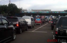 Puncak Kepadatan Tol Jakarta-Cikampek Pada H-2 Lebaran