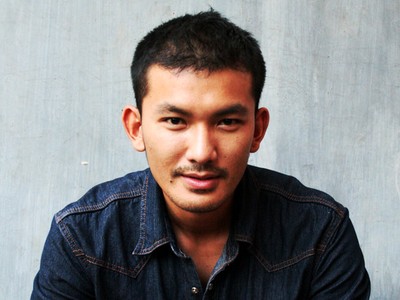 Gaya Santai Rio Dewanto