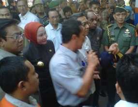 Tinjau Merak, Boediono Minta Ada Petugas yang Pandu Penumpang