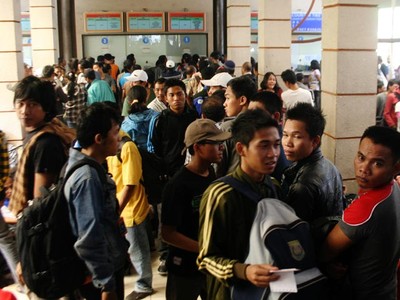 Antre Tiket di Stasiun Senen