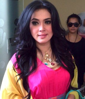 Syahrini Menangkan Gugatan Blue Eyes