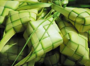Memilih Kulit Ketupat dan Daun Pisang