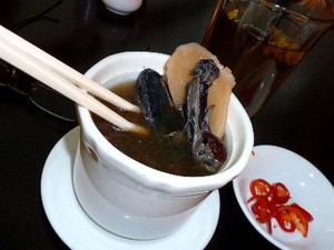 Ayam Kukus Jahe dan Sup Ayam Hitam a la Samsui