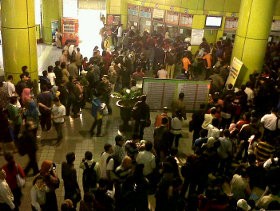 Ribuan Pemudik Banjiri Stasiun Tawang Semarang
