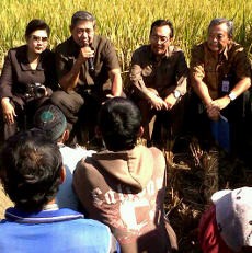 Petani Curhat Pada SBY Soal BOS di Pematang Sawah 