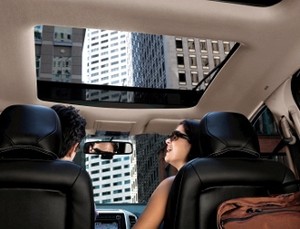 Mobil dengan Sunroof Lebar Makin Ngetren