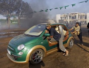 Mobil Khadafi Dijarah Pemberontak