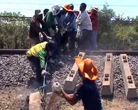 Perlintasan Rel KA di Pasuruan Sepanjang 280 Meter Diperbaiki