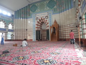 Masjid Blok A Tanah Abang, Lapang & Penuh Kaligrafi