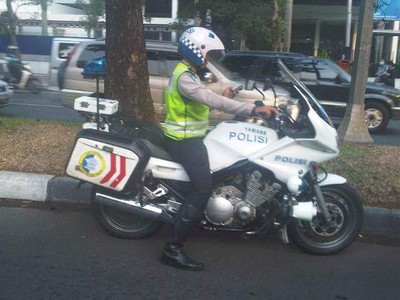 Pak Polisi SMS-an di Jalur Cepat