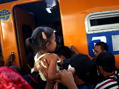 Pemudik di Stasiun Senen Membludak