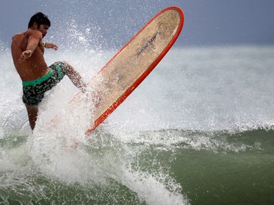 Surfing di Tengah Badai