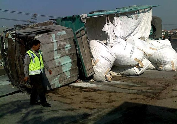 Truk Pengangkut Batu Gamping Terguling