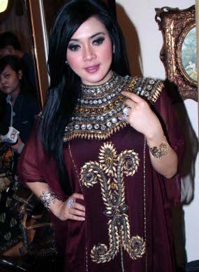 Lebaran Pertama Tanpa Ayah, Syahrini Serasa Pincang