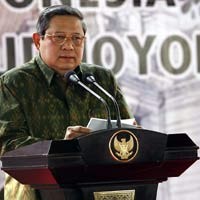 SBY dan Bu Ani Jenguk Mustafa Abubakar di RS Medistra