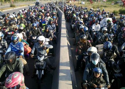 Pemudik Bermotor Banjiri Suramadu