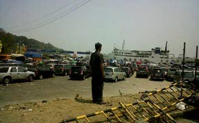 Antrean Kendaraan di Pelabuhan Merak Kacau