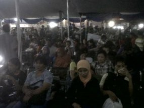 Pemudik di Stasiun Pasar Senen Diajak Goyang Dangdut