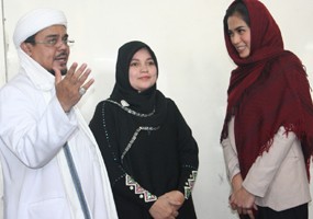 Jessica Iskandar Sambangi Kediaman Habib Rizieq