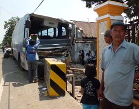 Sopir Bus Baruna Seruduk Rumah dan Bengkel Diduga Ngantuk