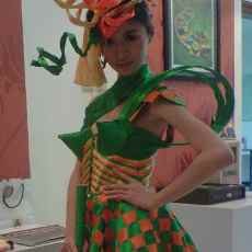 Wanita Aktif Dengan Baju Ketupat
