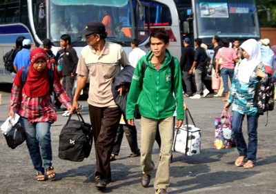 Pemudik Padati Terminal Lebak Bulus