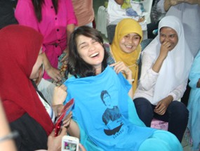 Luna Maya Bahagia Dapat Kado Kaos Bergambar Ariel