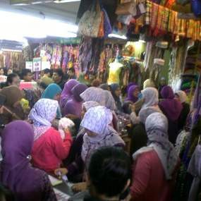 Pasar Baru Tutup, Ratusan Ibu-ibu Kecele