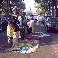 Terlambat, Puluhan Warga Gelar Solat Id Sendiri