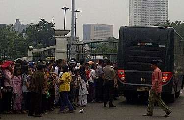 Diiringi Lagu Religi, Peserta Open House SBY Mulai Memasuki Istana