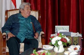 Tanpa Mega, Taufiq Kiemas Berbatik Biru Hadiri Open House di Istana