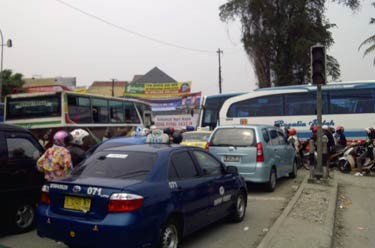  Pengendara Tak Disiplin, Simpangan Depok Macet Parah
