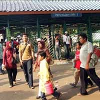 Lebaran, Ribuan Warga Jakarta Plesir ke Ragunan