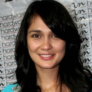 Mengenakan Kaftan Merah Muda, Luna Jenguk Ariel